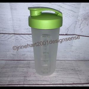 New Tupperware Quick Shake Container 20oz Redesigned Blender Wheel 7320 Green